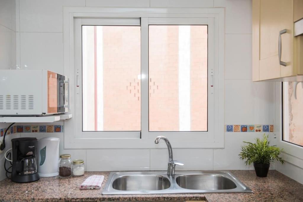 Sunny And Quiet Sagrada Familia Apartment Barcelona Exterior photo