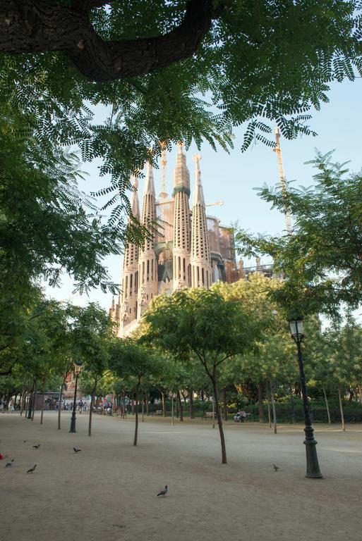 Sunny And Quiet Sagrada Familia Apartment Barcelona Room photo