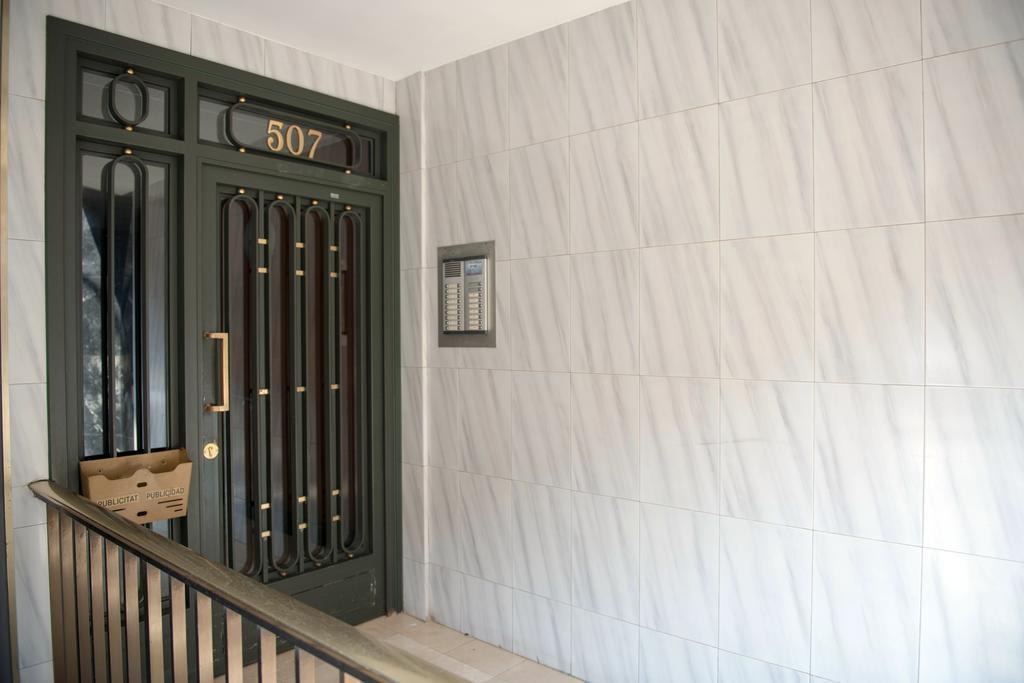 Sunny And Quiet Sagrada Familia Apartment Barcelona Room photo
