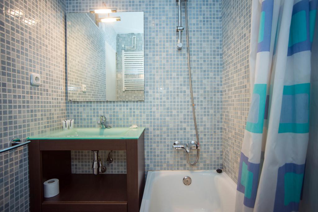 Sunny And Quiet Sagrada Familia Apartment Barcelona Room photo